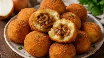 Bombas de papa con cebolla caramelizada: el bocado crocante que se hace con 5 ingredientes
