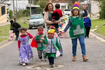 Disfrazados y con dibujos: la salida del jardín Trapitos que reunió a las familias