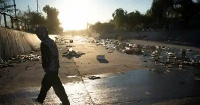 A 48 horas de limpiar el Papagayos, la basura volvió a aparecer