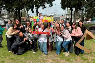 Se jubiló tras 21 años y su familia la esperó con una sorpresa que la emocionó