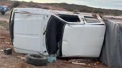 Vuelco en la Autovía Norte: la mercadería quedó desparramada y la gente frenó para juntarla