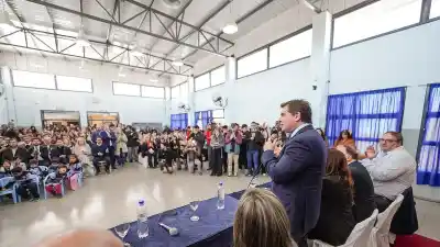 Orrego inauguró una escuela renovada en Difunta Correa y prometió 50.000 computadoras