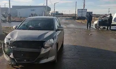 Dos vehículos chocaron en Vapor Amadeo y un hombre fue trasladado al hospital