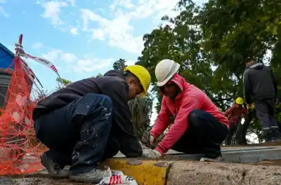 Paraná renueva veredas y senderos en plazas, parques y el centro
