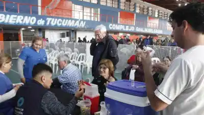 Mientras esperan sus boletos, adultos mayores se vacunan y controlan la presión en el Complejo Belgrano