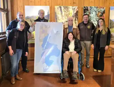 Un mapa bicontinental llegó al Parque Nacional Nahuel Huapi: la historia detrás de la entrega