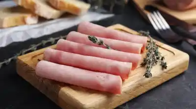 El error que casi todos cometemos al guardar el jamón cocido y que lo arruina en horas