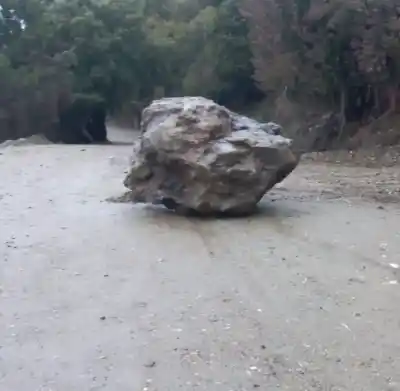 Cayeron rocas sobre un camino en Neuquén y piden circular con extrema precaución