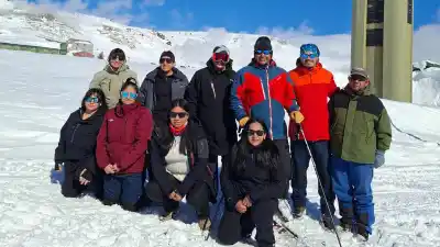 A 4 metros de nieve y con las termas abiertas: la odisea de los 20 que sostienen Copahue