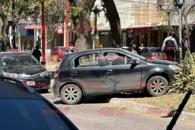 Un auto terminó arriba del paseo de la Absalón Rojas tras un fuerte choque