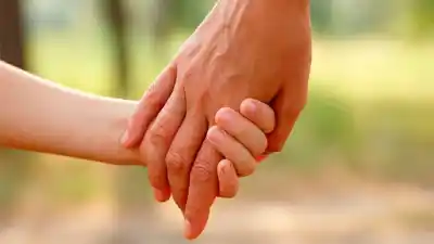 Un nene de 5 años seguirá con su padre de crianza pese a que el ADN reveló quién es su papá biológico