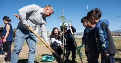Godoy Cruz plantó 100 árboles en el Parque Benegas y supera la norma provincial