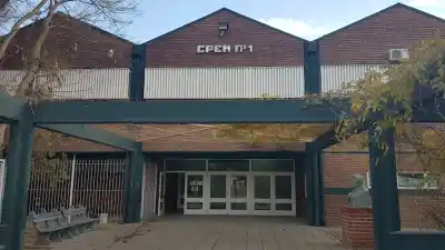 Alerta en un colegio de Centenario: dos desconocidos preguntaron a alumnos a qué hora salen de tercer año