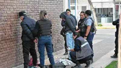 Los atraparon en pleno centro de Roca tras robar un auto y ser perseguidos por la víctima