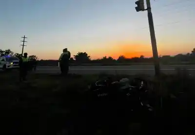 Lo hallaron herido junto a su moto en la entrada a La Cocha