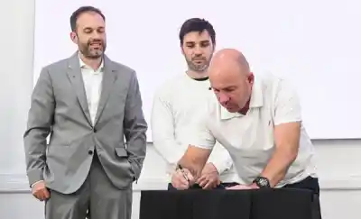 Sastre firmó en Rawson los convenios que dan voz a las cámaras en los parques industriales