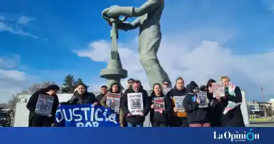 Marcha en Caleta Olivia por el subcomisario Trujillo: la viuda y su hermana piden justicia y detención del acusado