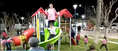 Con una garita luminosa y juegos nuevos, 25 de Mayo estrenó su plaza
