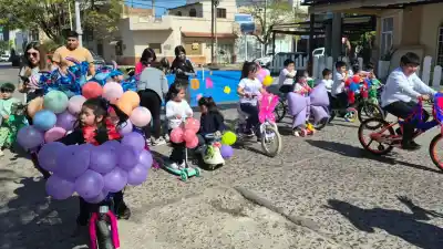 Con bicis, triciclos y mucha diversión: así celebró "A Rodar" el jardín Los Enanitos Felices