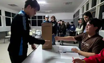 Simulacro electoral con Boleta Única en una escuela de Trelew