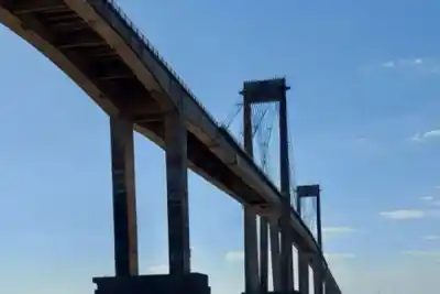 Nuevo operativo en el Paraná para encontrar al joven que se habría arrojado del puente