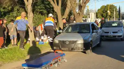 Choque por alcance en calle 2: una mujer fue trasladada al hospital