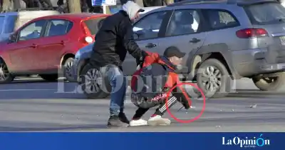 Sacó un cuchillo en plena plaza San Martín y casi apuñala a un joven