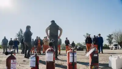 Capacitan a empleados de Vialidad para actuar ante incendios en toda la provincia