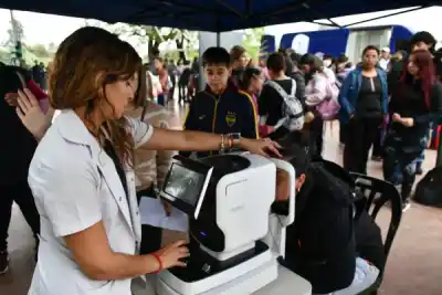 Anteojos gratis para chicos de 6 a 17 años: la Provincia lanzó dos programas en Capital
