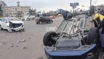 Tres mujeres heridas tras un violento choque y vuelco en Alem y Belgrano