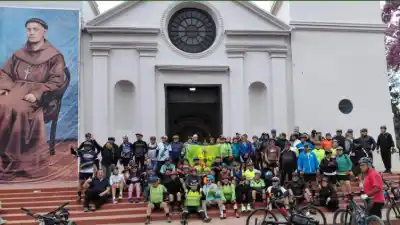 Casi 100 ciclistas peregrinaron 35 km para honrar al Beato Esquiú