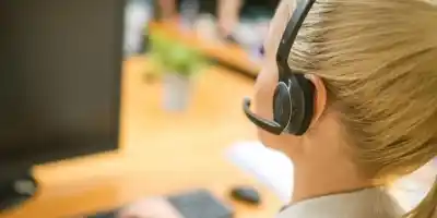 Despiden a una telemarketer en España tras 1.500 llamadas sin éxito: el fallo judicial que avala a la empresa