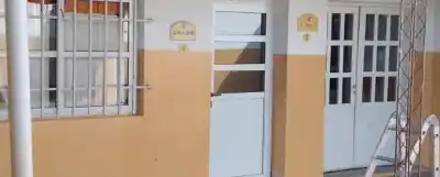 Renuevan el patio de una escuela de Villa Huidobro con fondos provinciales