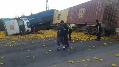 Impactante choque entre un camión y un tren en Simoca: no hubo heridos