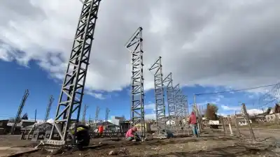 El nuevo gimnasio de Arrayanes ya muestra su estructura: 28 columnas en pie