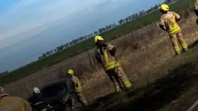 Chocó en la E-58 y el auto prendió fuego: dos heridos y un operativo de rescate