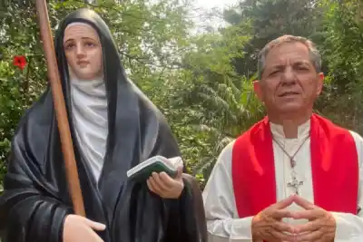Miles de fieles caminaron por Mama Antula y el padre Tenti reveló el dato que más lo emocionó