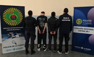 Robó una mochila con dólares y pesos de una camioneta y quedó detenido