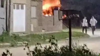 Choque y fuego en Villa María: dos heridos en un siniestro vial y un incendio intencional