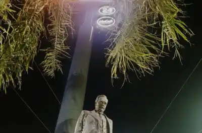 Tras el avance de McDonald's, reubican la estatua de Alfonsín en Paraná