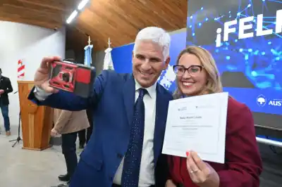 370 docentes puntanos recibieron su título en IA y una computadora para aplicar lo aprendido