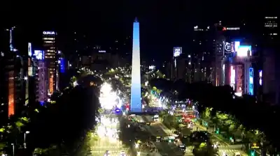El Obelisco se tiñó de celeste y blanco: el homenaje a Messi tras anunciar su retiro