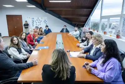 La calle De Los Ñires, a un paso del asfalto: firmaron el contrato y las máquinas llegarían en 25 días