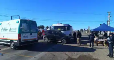 Choque frontal entre un camión y una camioneta en San Rafael dejó un herido grave
