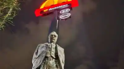 La estatua de Alfonsín deja la esquina donde un local de comidas le tapaba la vista