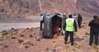 Una camioneta se cruzó de carril y el padre volcó: la familia busca al conductor que se fugó