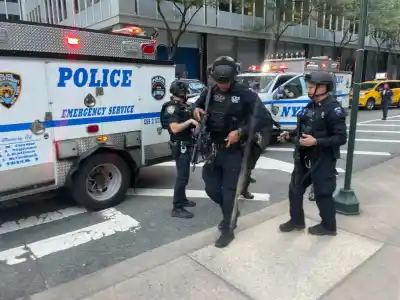 Una mujer acuchilló a dos personas en Times Square y fue abatida por la policía