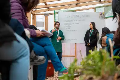 El taller gratuito que enseña a cultivar en Tierra del Fuego ya formó a más de 400 personas