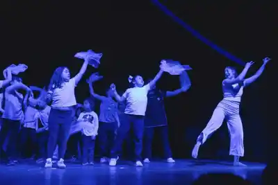 120 chicos de Ushuaia cerraron seis meses de teatro con una obra sobre el ambiente