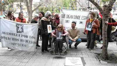 La baldosa que recuerda a Mirta Tronelli fue repuesta en plena avenida Argentina